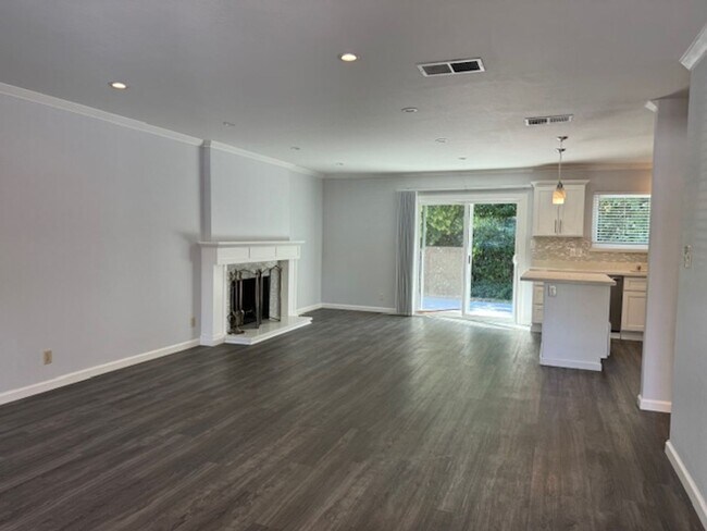 Foto del edificio - Beautifully updated single level home ready for move in near Larkey Park!