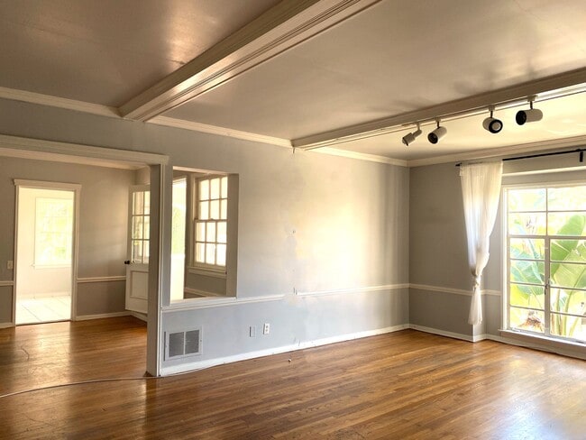 Building Photo - 10682 Kinnard Ave
