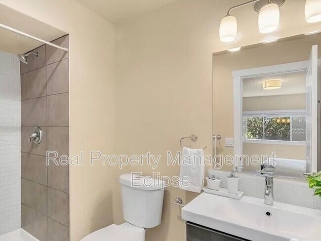 Building Photo - 17431 Ambaum Blvd S