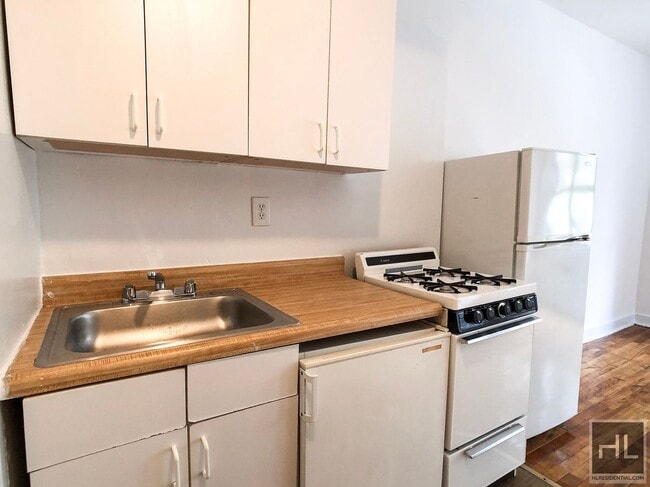 Building Photo - East 61 Street