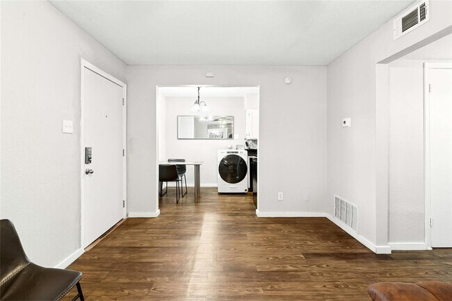 Foto del edificio - 2401 Manor Rd