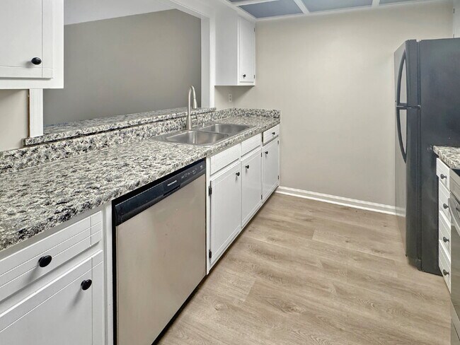 Foto del edificio - Charming 2 Bed 1.5 Bath Townhouse in Oakwood!