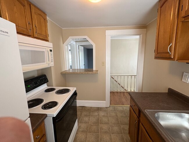 Building Photo - 248 Oakwood Ave