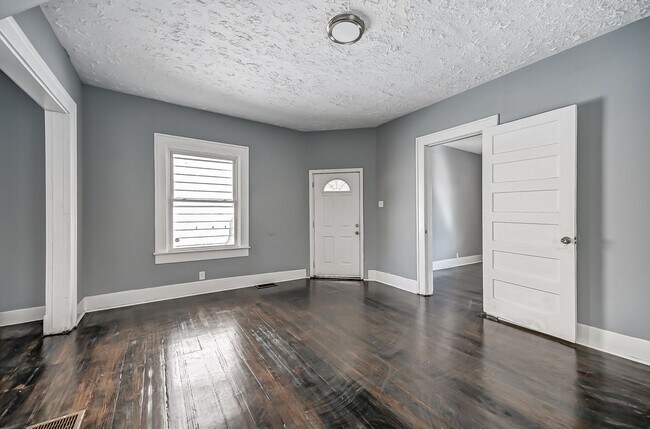 Building Photo - Charming 4 bedroom, 1 bathroom