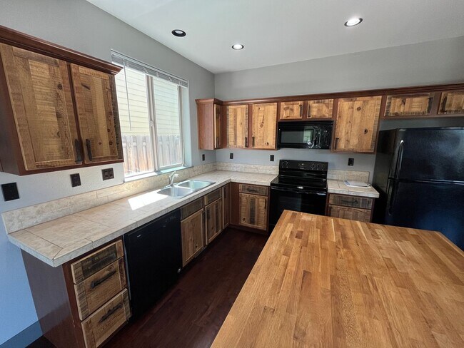 Foto del edificio - Spacious and Updated 3 Bed/2.5 Bath with F...