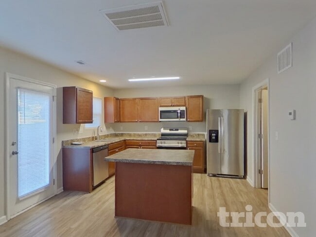 Foto del edificio - 5819 Hewitt Dr