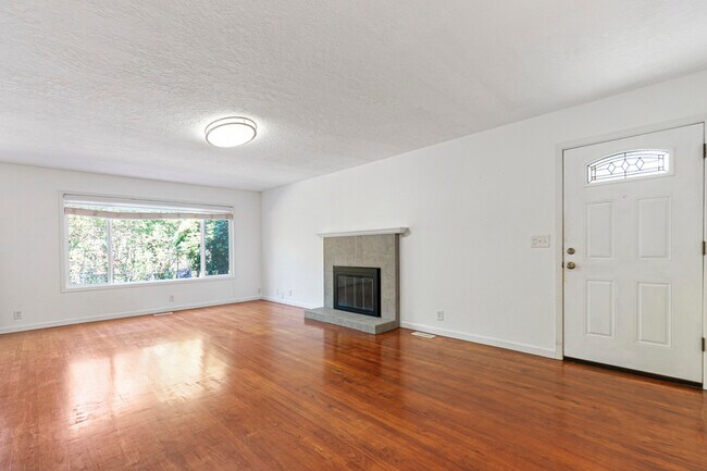 Building Photo - 12413 NE Stanton St