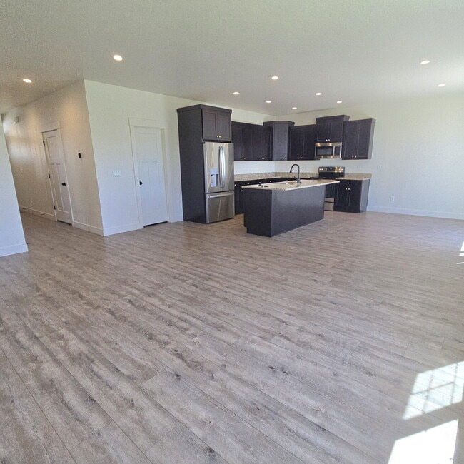 Building Photo - Move-in ready! 4 bedroom house with 3 car ...