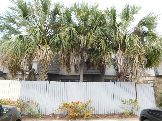 Building Photo - Large 1 Bed Condo w/Patio Near OIA