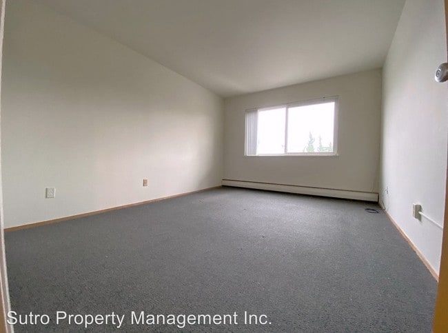 Building Photo - 2 Crestline Dr