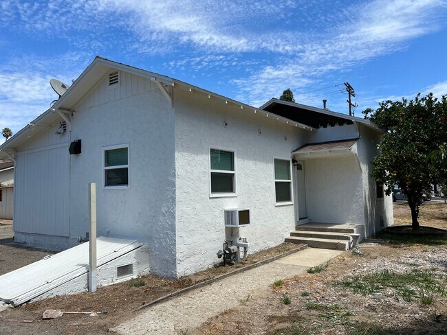 Building Photo - Recently remodeled little house in Camarillo