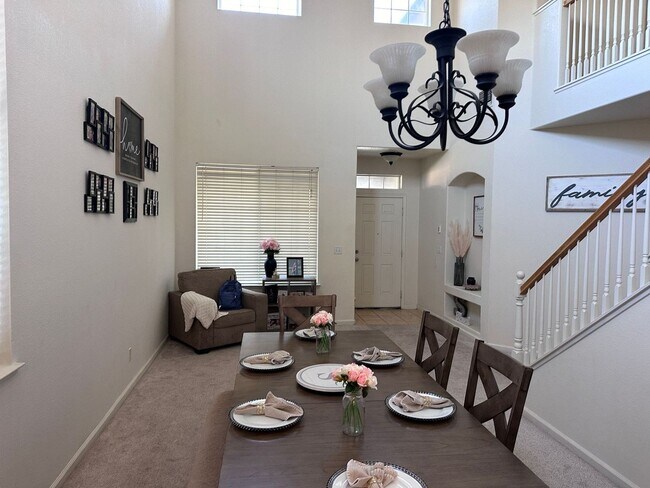 Foto del edificio - Beautiful 4/2.5 North Natomas Court Locati...