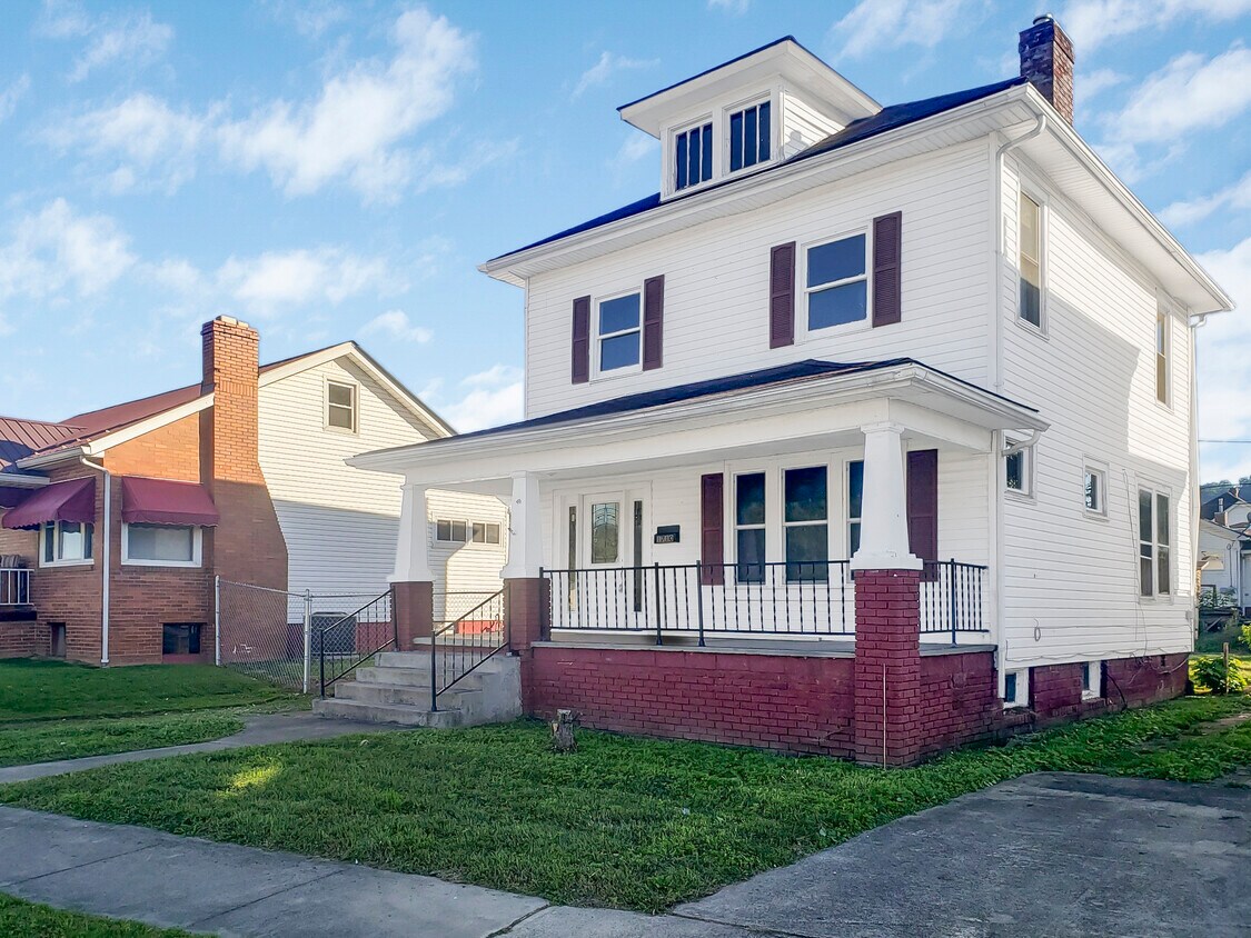 Spacious front porch - 1710 Jackson St