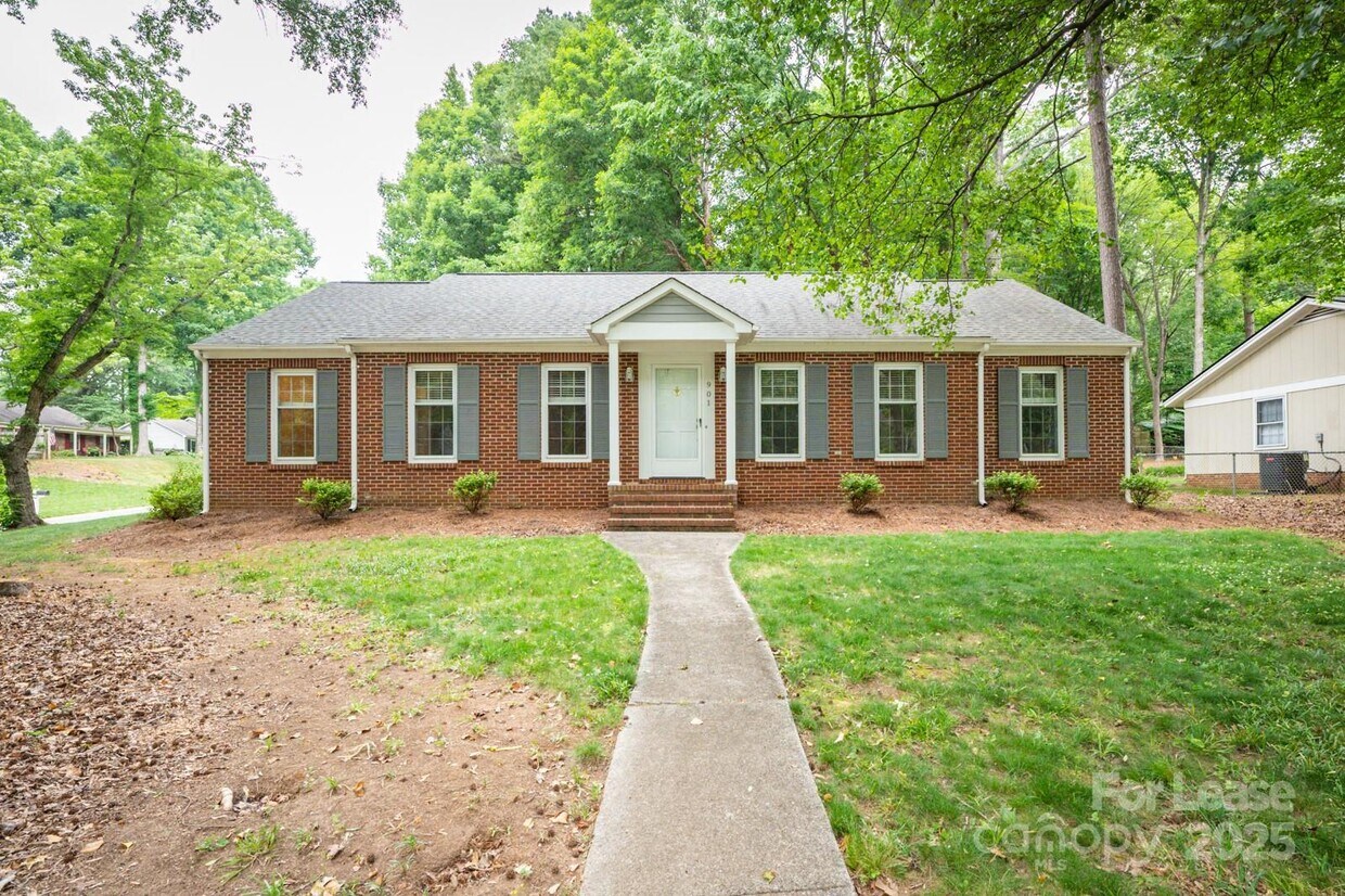 Foto principal - 901 Winter Wood Dr