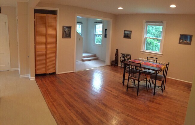 Foto del edificio - Cape Cod home located in sought after Barcroft!