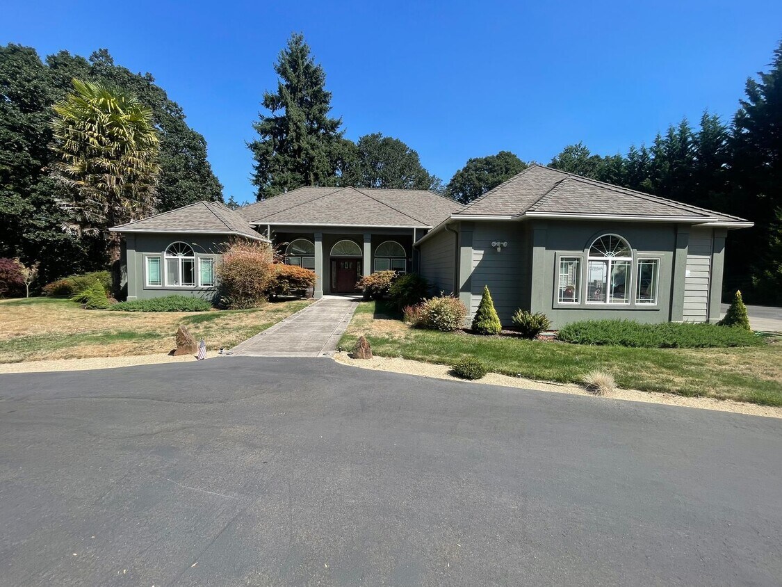 Foto principal - Beautiful 4 Bedroom on 2.5 Acres!