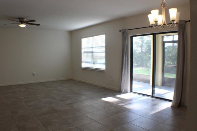 Foto del edificio - 900 Old Country Rd S E