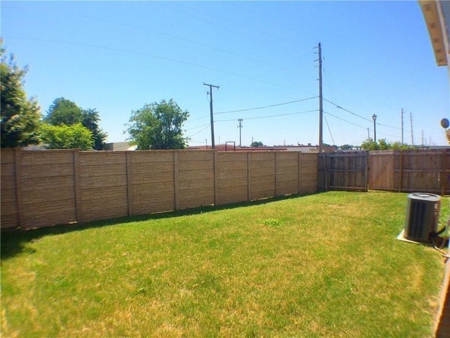 Building Photo - 2301 Kingsway Dr