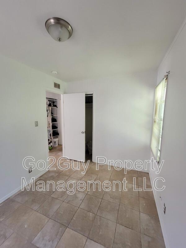 Building Photo - 1449 E Harry Ave