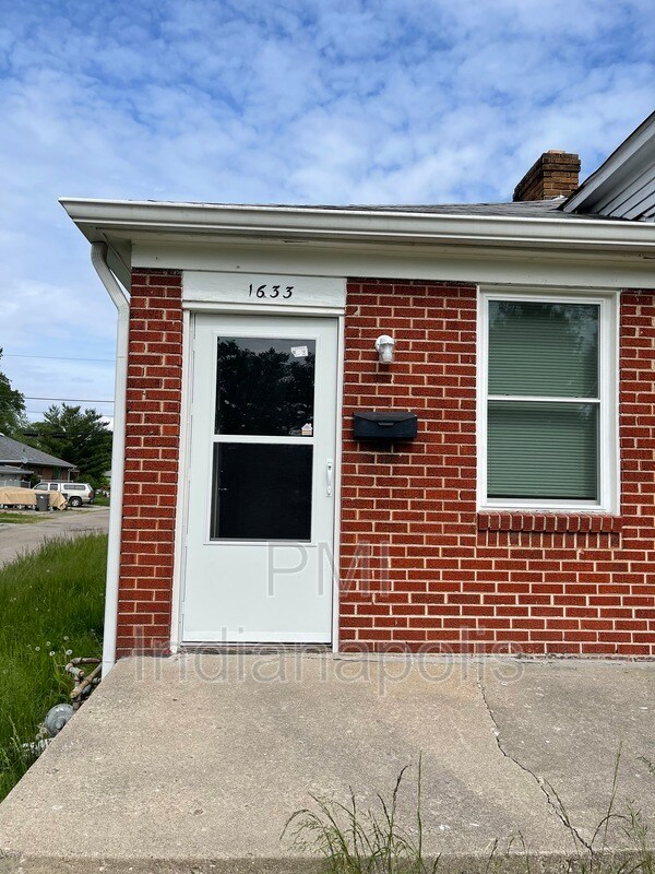 Primary Photo - 1633 N Gladstone Ave