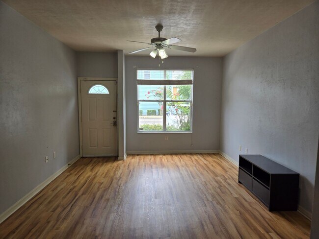 Foto del edificio - Beautiful 2BR/2BA townhome in a great loca...