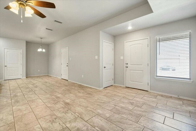 Building Photo - Your Perfect Rental Home Awaits! Short Ter...