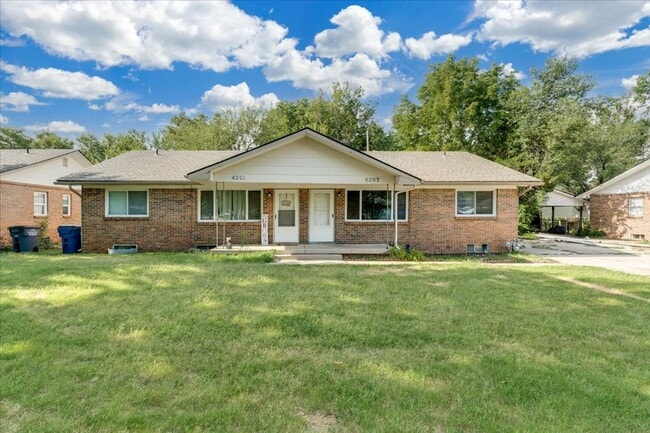 Building Photo - 3 Bedroom, 2 Bathroom!