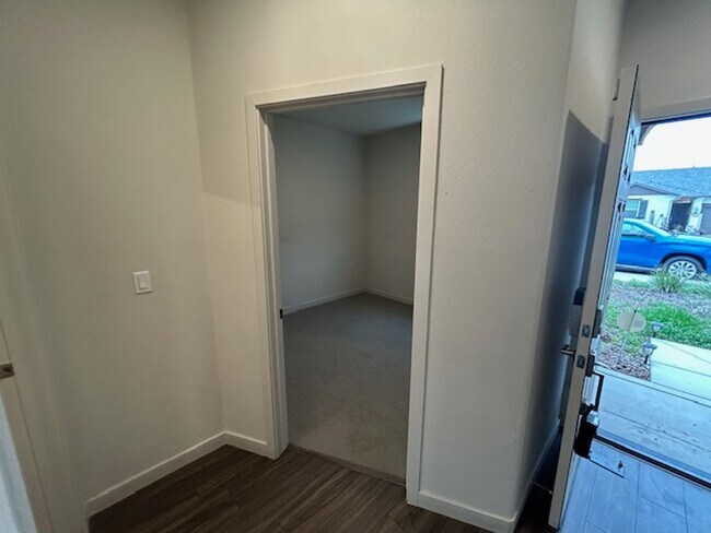 Foto del edificio - Newer 5 Bedroom 3 Bathroom in Tulare Coming Soon!!