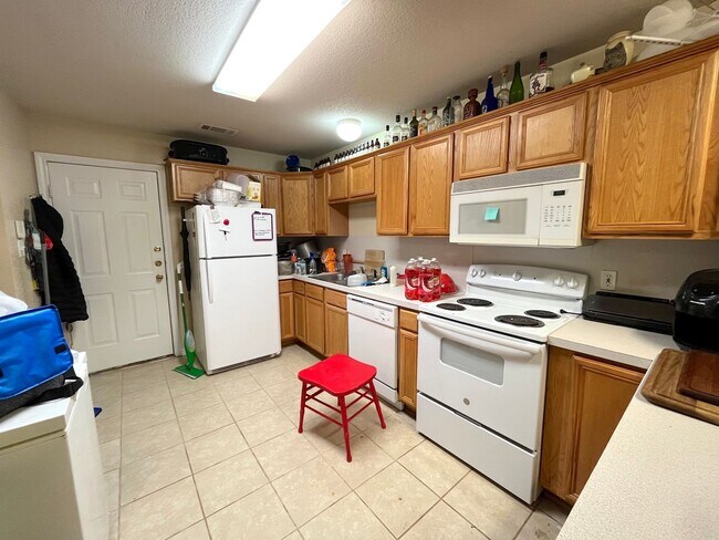 Foto del edificio - Charming 3/3 Available August 1st!