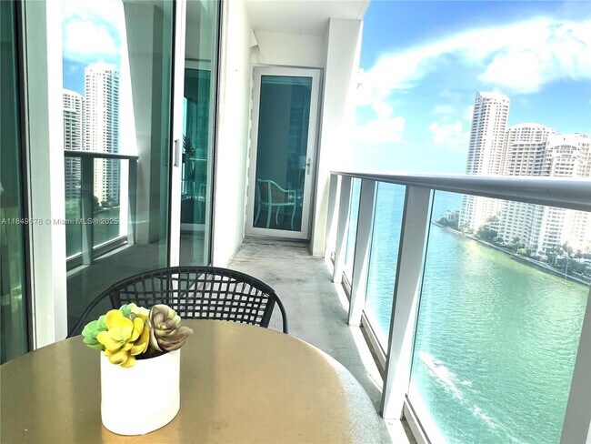 Foto del edificio - 300 S Biscayne Blvd