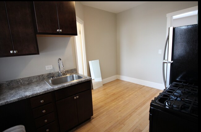 Dine In Kitchen Space - 4409 N La Crosse Ave