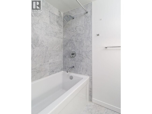 Building Photo - 68 Smithe St