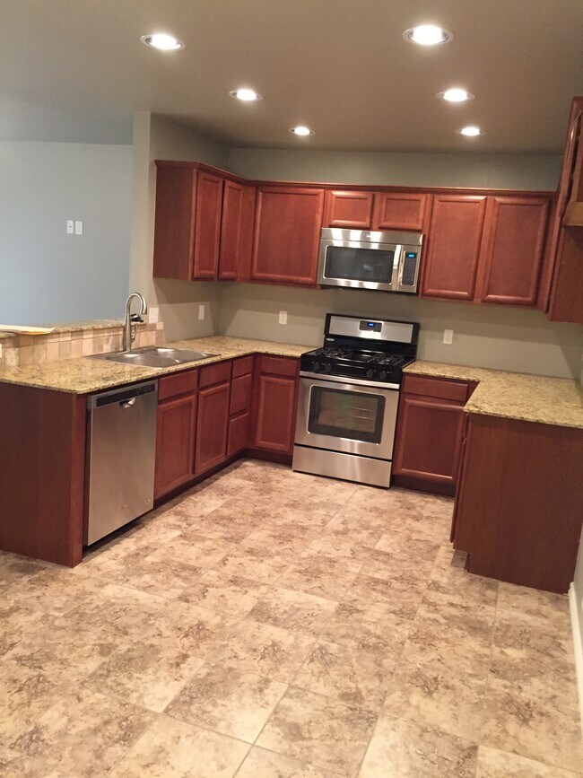 Building Photo - 127 Ashley Dr