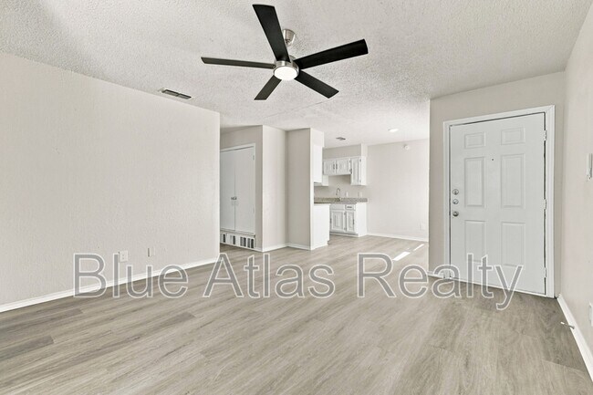 Foto del edificio - 8133 Foxfire Ln