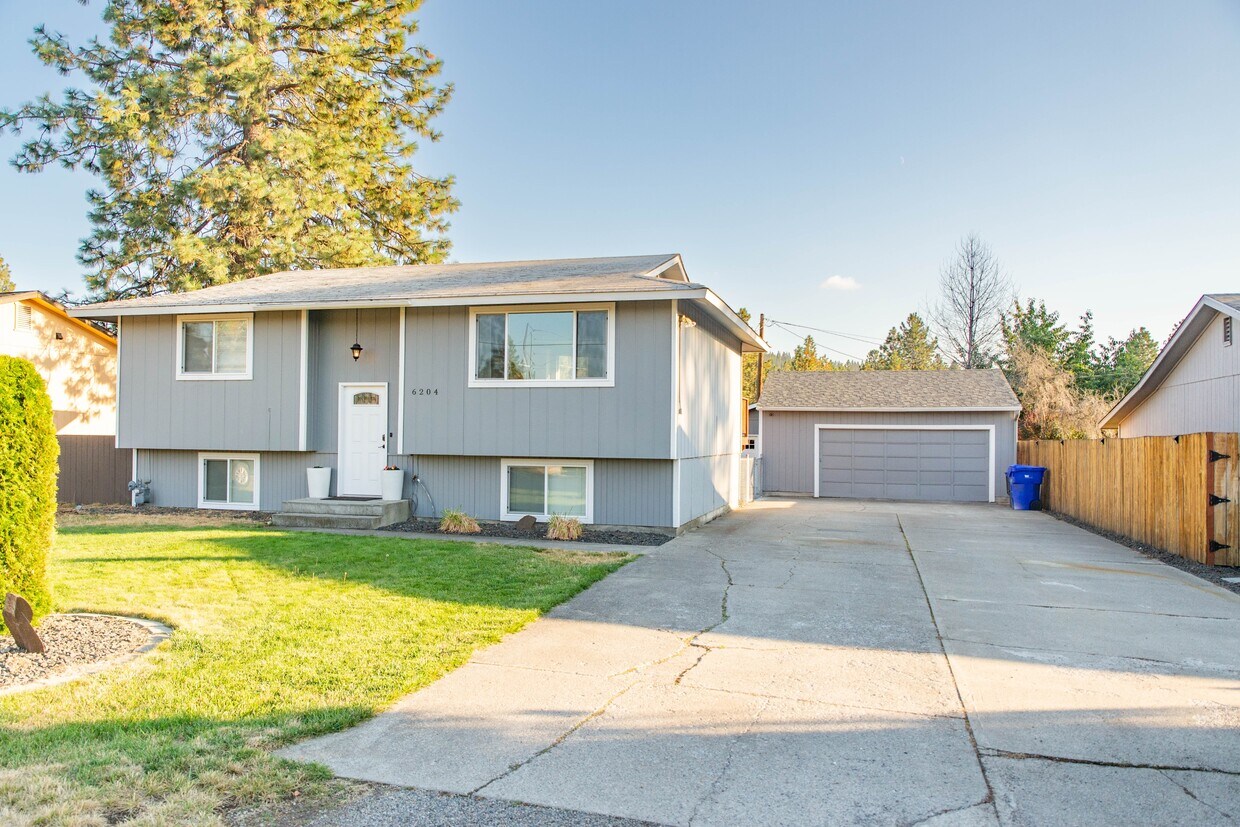 Primary Photo - 6204 E 10th Ave