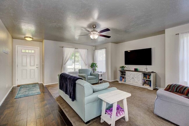 Building Photo - Beautiful 6 bed 2.5 bath home located in t...