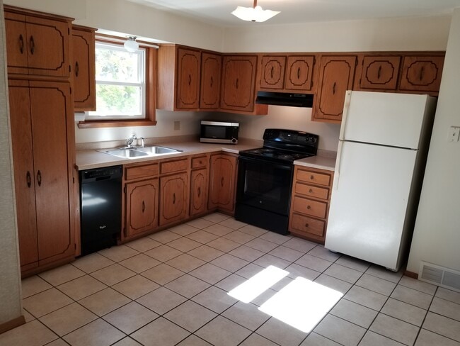 Building Photo - 627 Brooks Pl