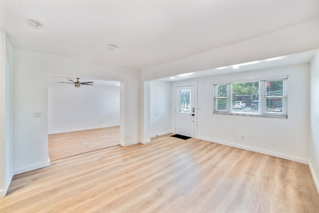 Building Photo - 4413 W Rogers Ave