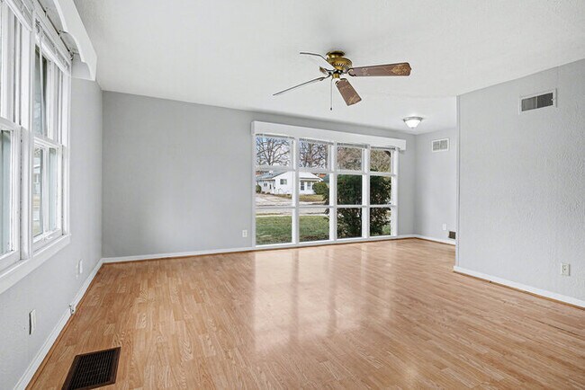 Foto del edificio - Charming 3-bedroom, 1-bath gem in the heart of Mishawaka!