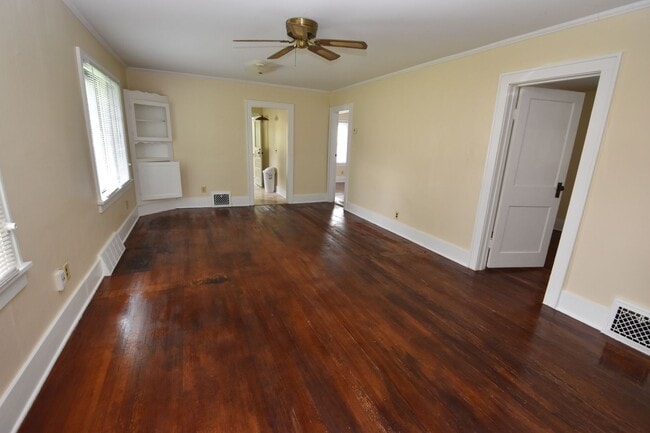 Building Photo - 2 bedroom home close to ND and Roseland