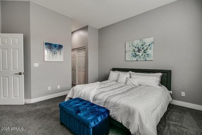 Foto del edificio - 2241 E Pinchot Ave