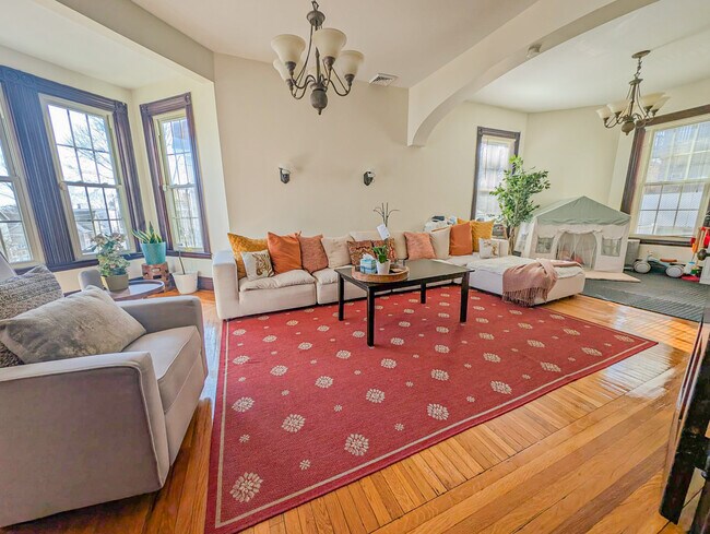 Building Photo - 15 Rosseter St