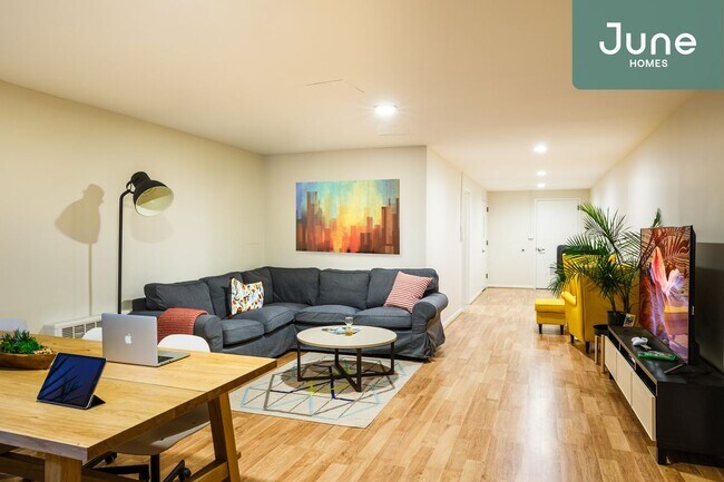 Building Photo - Queen room in 5-bed/2.0-bath Home