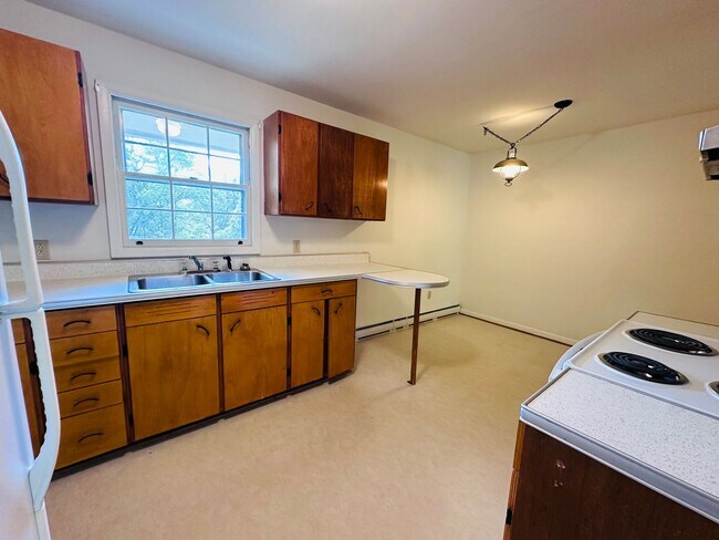 Building Photo - 1605 Lark Ln