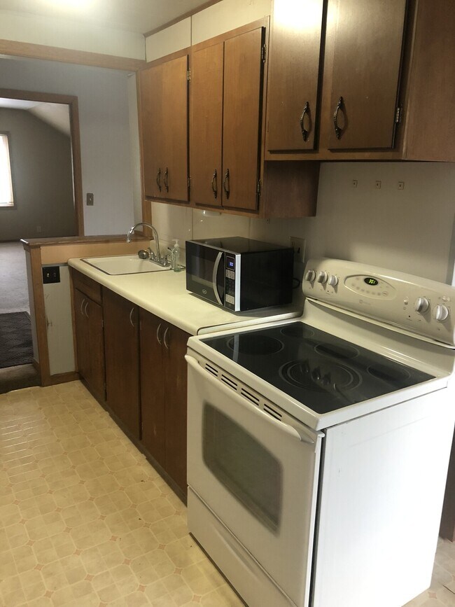 Building Photo - Main Street Upper Apartment