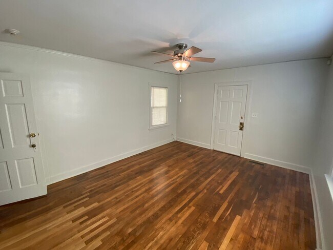 Foto del edificio - Adorable 1 Bedroom Duplex in Old West Durham - Walk to 9th St!