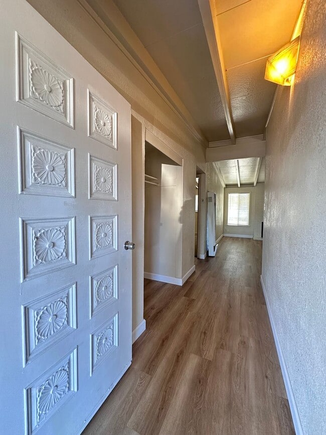 Foto del edificio - New Flooring Throughout