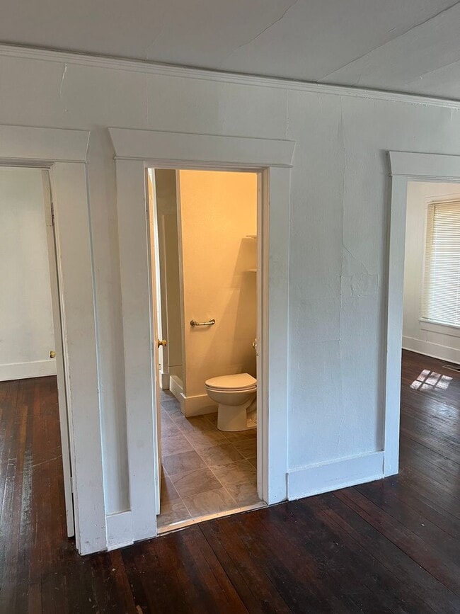 Building Photo - 5 Bedroom House in University Area