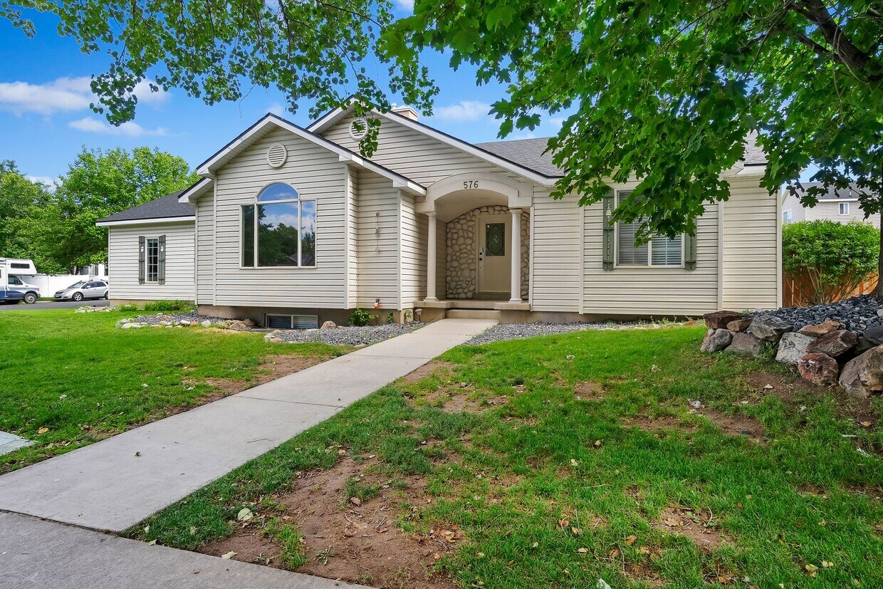 Primary Photo - Beautiful Single Family Home for Rent in A...