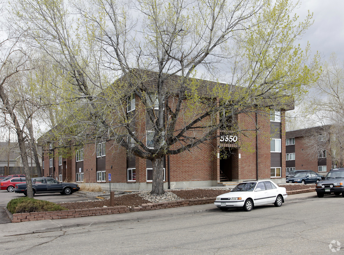 Warren Club Apartments Denver